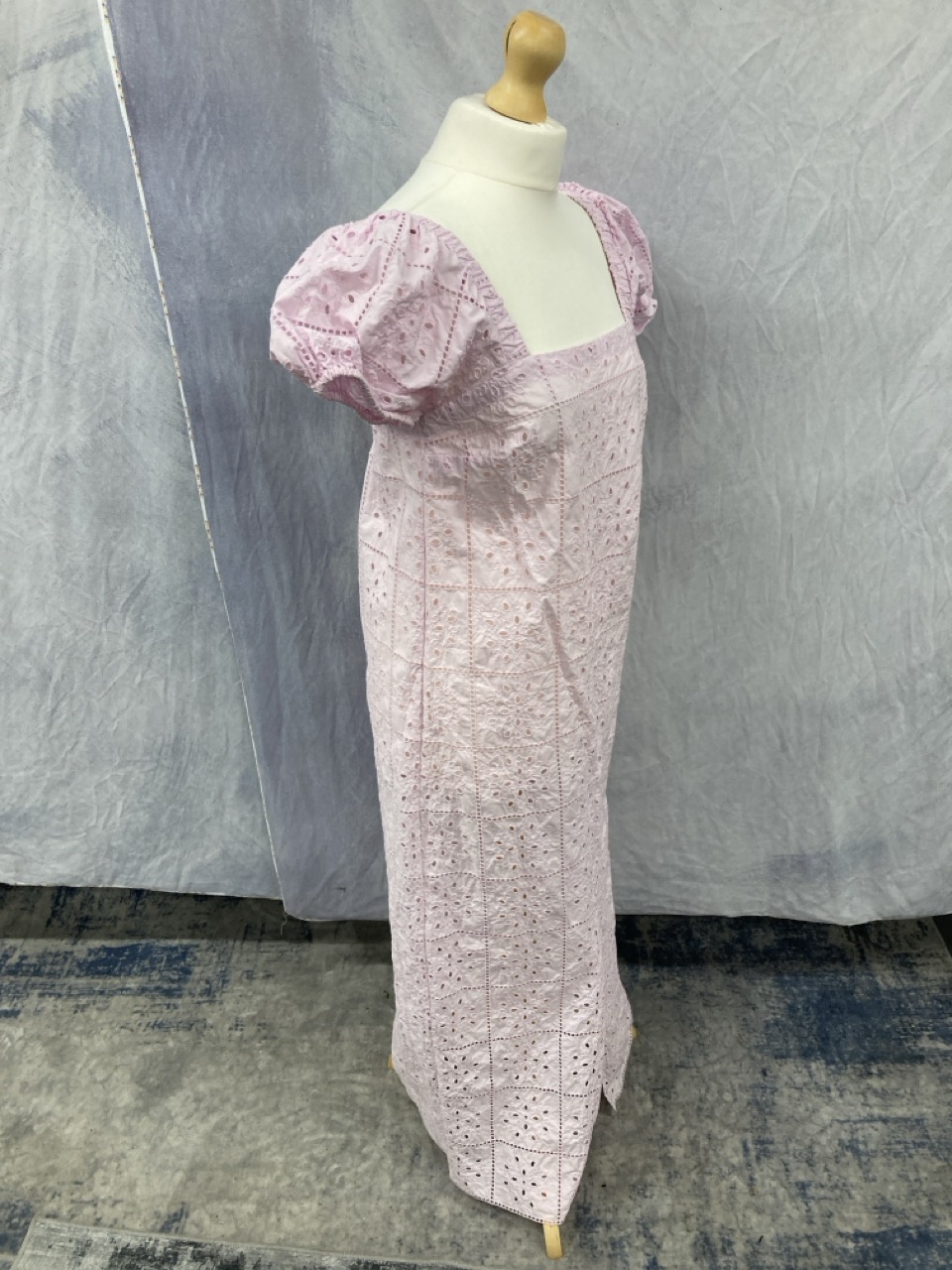 Lot 203  
            Edinburgh SR20 - Delivery Only 

                
GANNI PUFFED SLEEVE MIDI DRESS IN PINK COTTON SIZE 36: LOCATION - RAIL 2