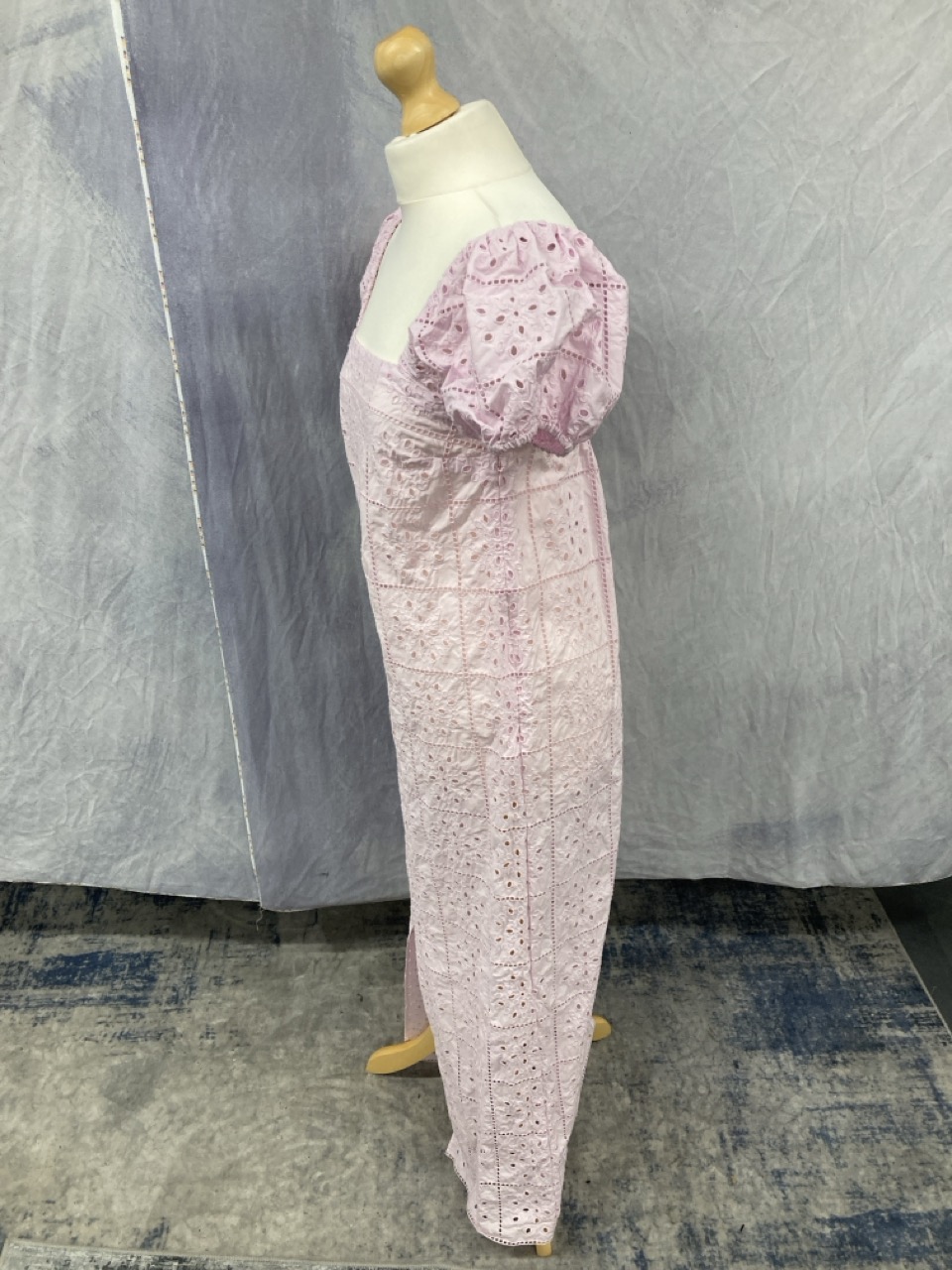 Lot 203  
            Edinburgh SR20 - Delivery Only 

                
GANNI PUFFED SLEEVE MIDI DRESS IN PINK COTTON SIZE 36: LOCATION - RAIL 2