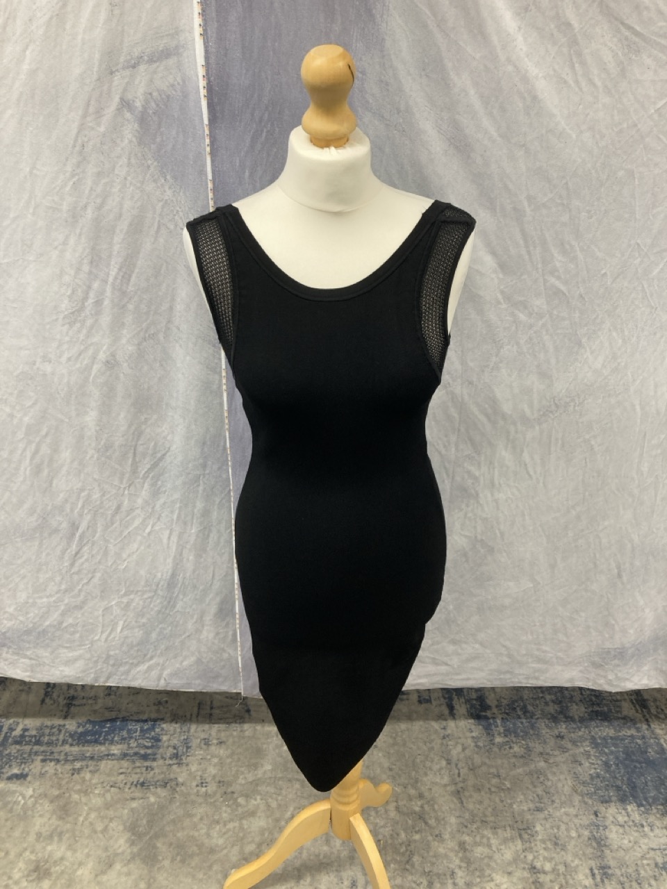 Lot 205  
            Edinburgh SR20 - Delivery Only 

                
DIANE VON FURSTENBERG MOSCOW MESH INSERT KNIT DRESS IN BLACK RAYON SIZE P: LOCATI...