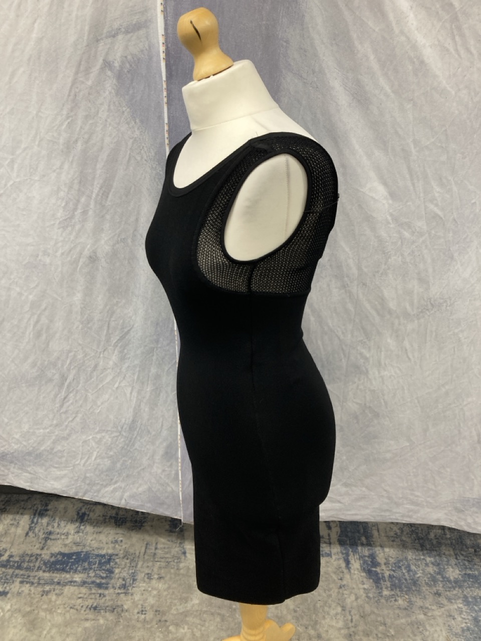 Lot 205  
            Edinburgh SR20 - Delivery Only 

                
DIANE VON FURSTENBERG MOSCOW MESH INSERT KNIT DRESS IN BLACK RAYON SIZE P: LOCATI...