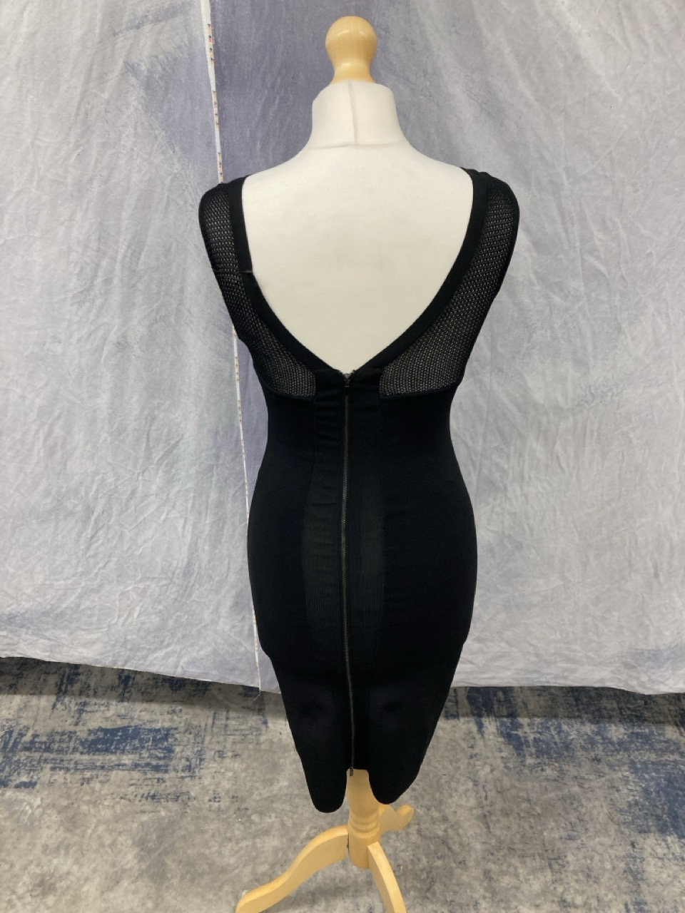 Lot 205  
            Edinburgh SR20 - Delivery Only 

                
DIANE VON FURSTENBERG MOSCOW MESH INSERT KNIT DRESS IN BLACK RAYON SIZE P: LOCATI...