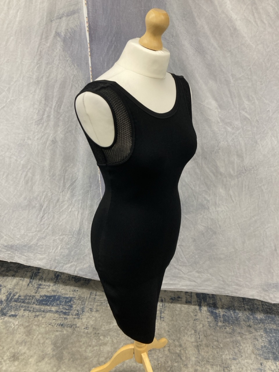 Lot 205  
            Edinburgh SR20 - Delivery Only 

                
DIANE VON FURSTENBERG MOSCOW MESH INSERT KNIT DRESS IN BLACK RAYON SIZE P: LOCATI...