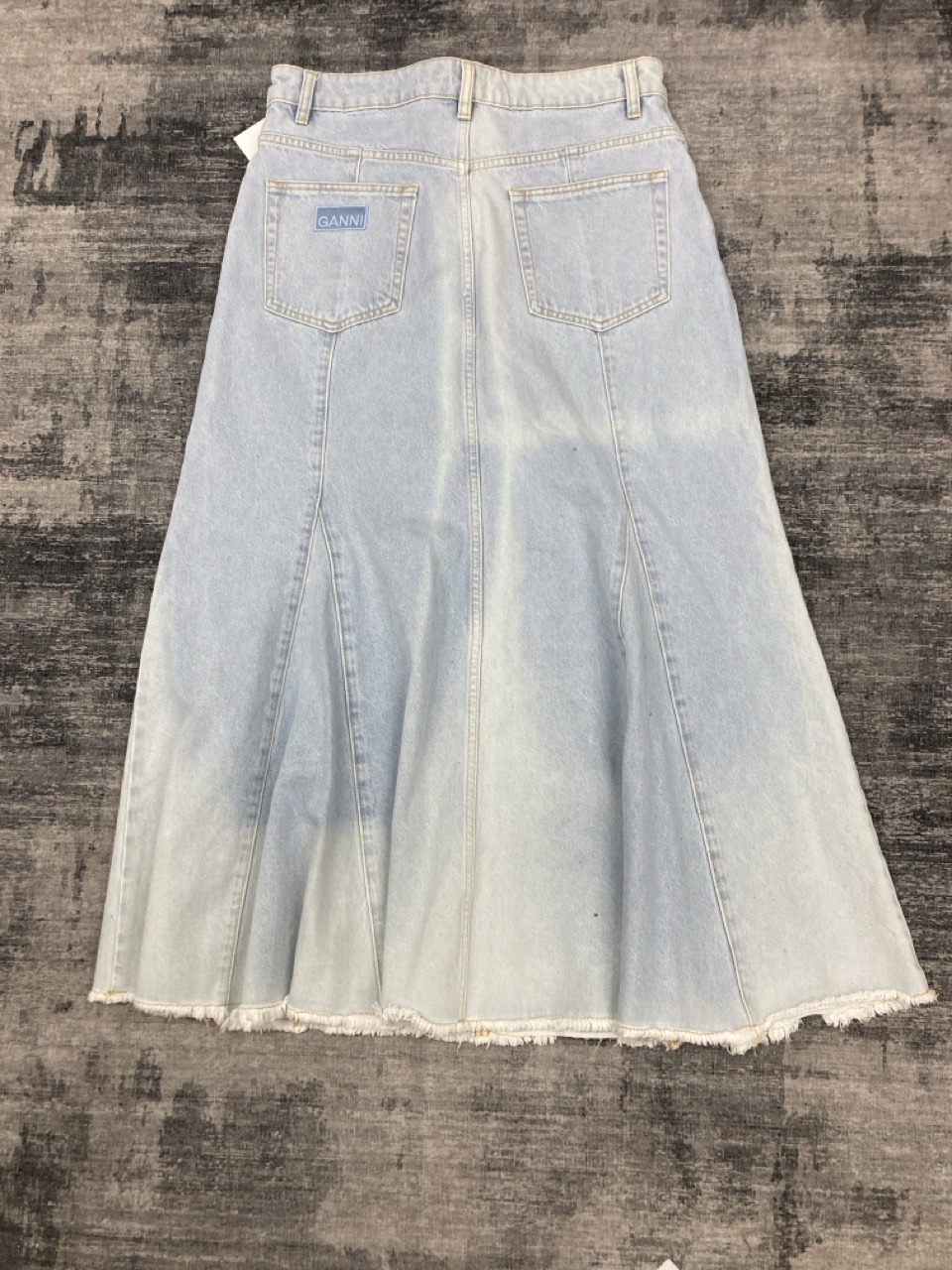 Lot 206  
            Edinburgh SR20 - Delivery Only 

                
GANNI FLARED MIDI SKIRT IN LIGHT BLUE DENIM SIZE 40: LOCATION - RAIL 2