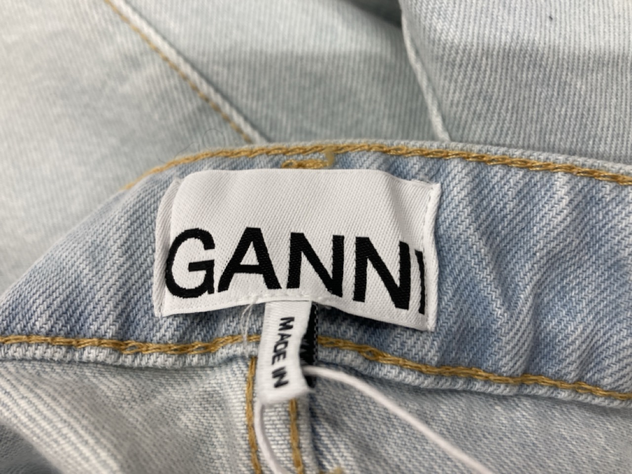 Lot 206  
            Edinburgh SR20 - Delivery Only 

                
GANNI FLARED MIDI SKIRT IN LIGHT BLUE DENIM SIZE 40: LOCATION - RAIL 2