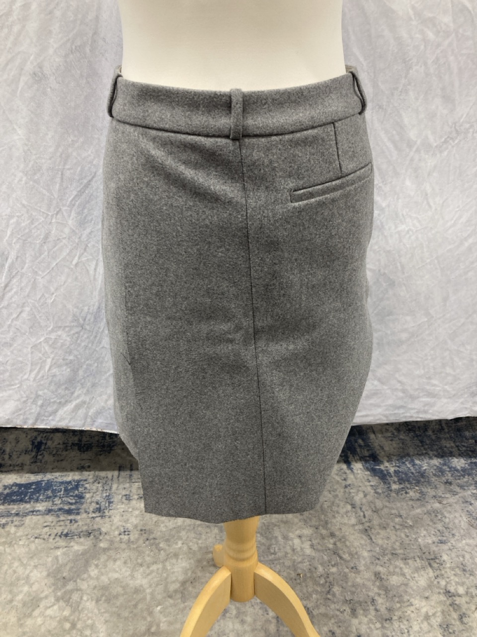 Lot 208  
            Edinburgh SR20 - Delivery Only 

                
ACNE STUDIOS KNEE LENGTH SKIRT IN GREY WOOL SIZE 34: LOCATION - RAIL 2