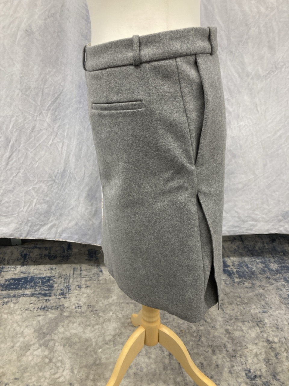 Lot 208  
            Edinburgh SR20 - Delivery Only 

                
ACNE STUDIOS KNEE LENGTH SKIRT IN GREY WOOL SIZE 34: LOCATION - RAIL 2