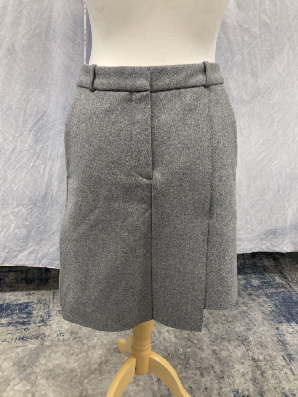 Lot 208  
            Edinburgh SR20 - Delivery Only 

                
ACNE STUDIOS KNEE LENGTH SKIRT IN GREY WOOL SIZE 34: LOCATION - RAIL 2