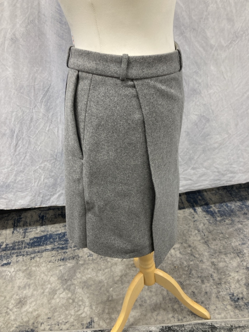 Lot 208  
            Edinburgh SR20 - Delivery Only 

                
ACNE STUDIOS KNEE LENGTH SKIRT IN GREY WOOL SIZE 34: LOCATION - RAIL 2