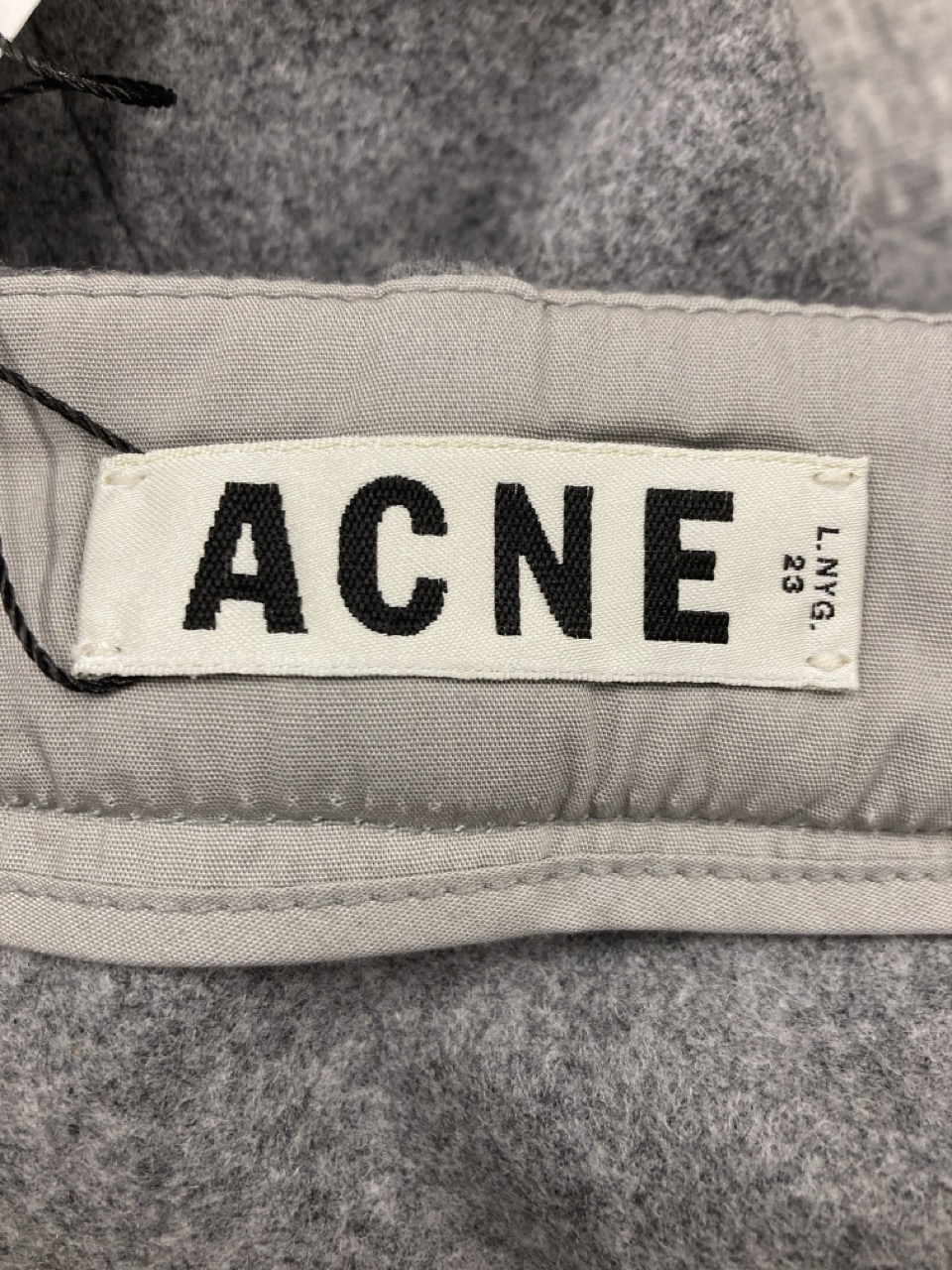 Lot 208  
            Edinburgh SR20 - Delivery Only 

                
ACNE STUDIOS KNEE LENGTH SKIRT IN GREY WOOL SIZE 34: LOCATION - RAIL 2