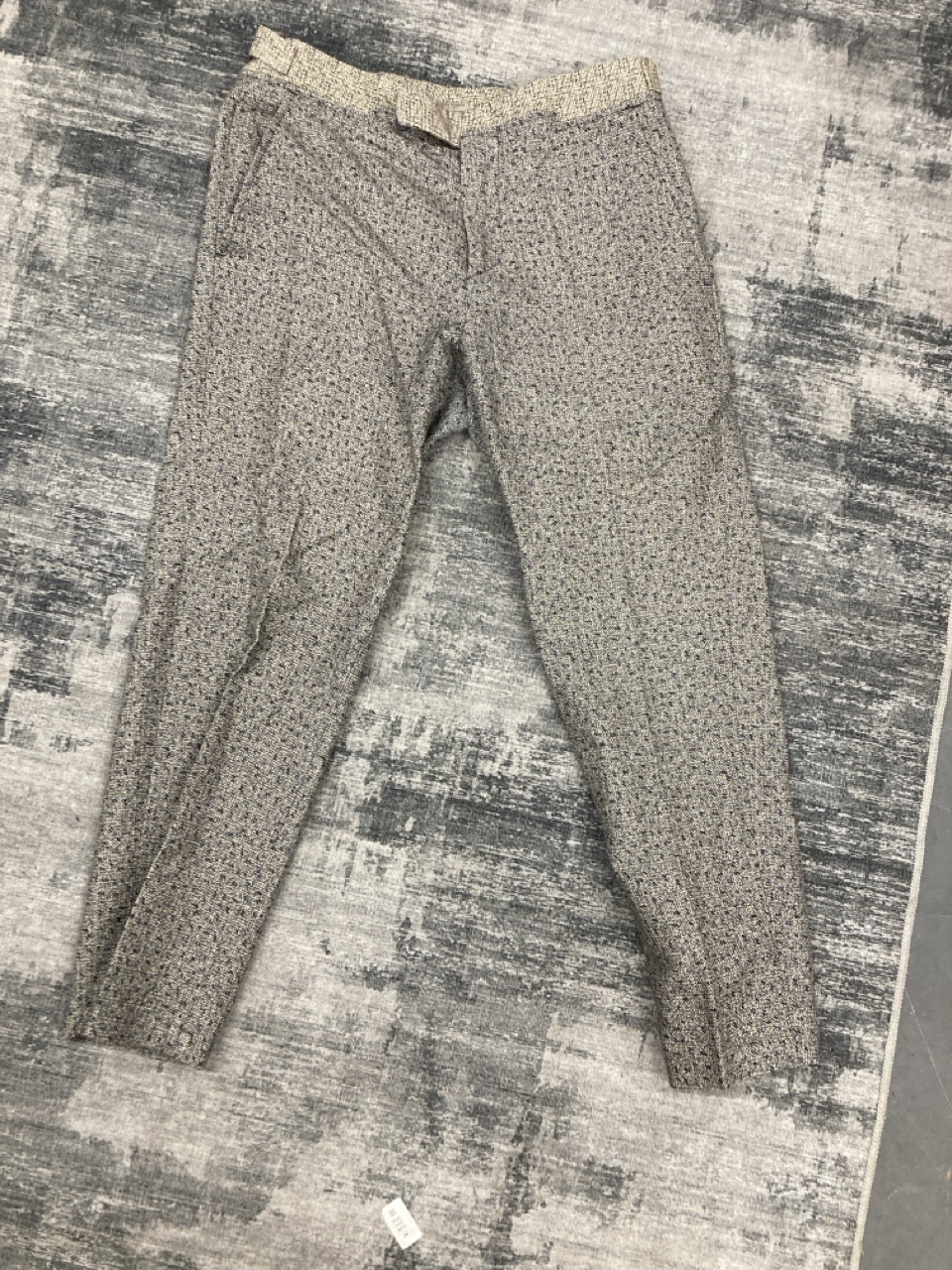 Lot 209  
            Edinburgh SR20 - Delivery Only 

                
DRIES VAN NOTEN PRINTED TROUSERS IN GREY LINEN NO SIZE : LOCATION - RAIL 2