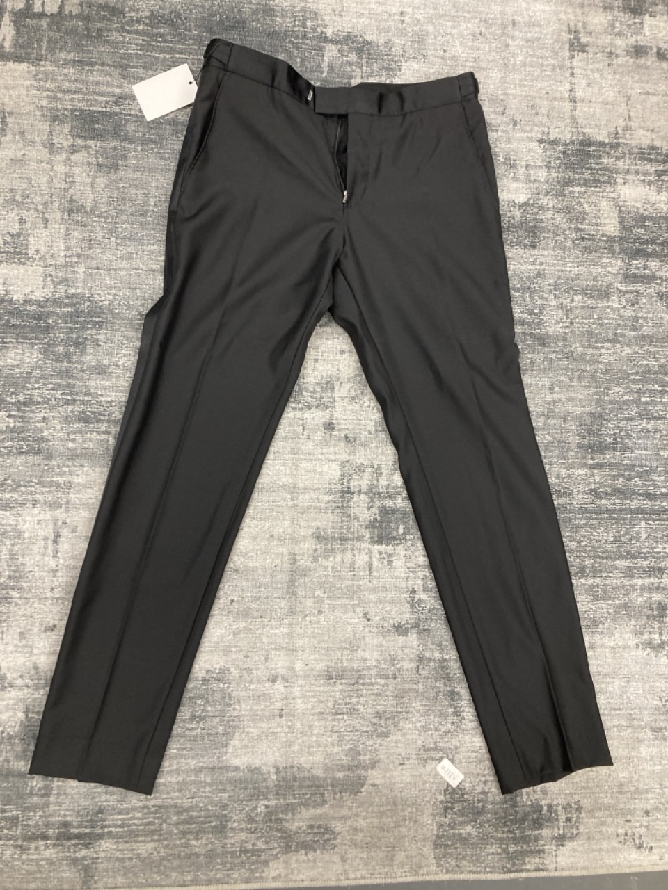 Lot 210  
            Edinburgh SR20 - Delivery Only 

                
HUGO BOSS BLACK TROUSERS SIZE UK 46: LOCATION - RAIL 2