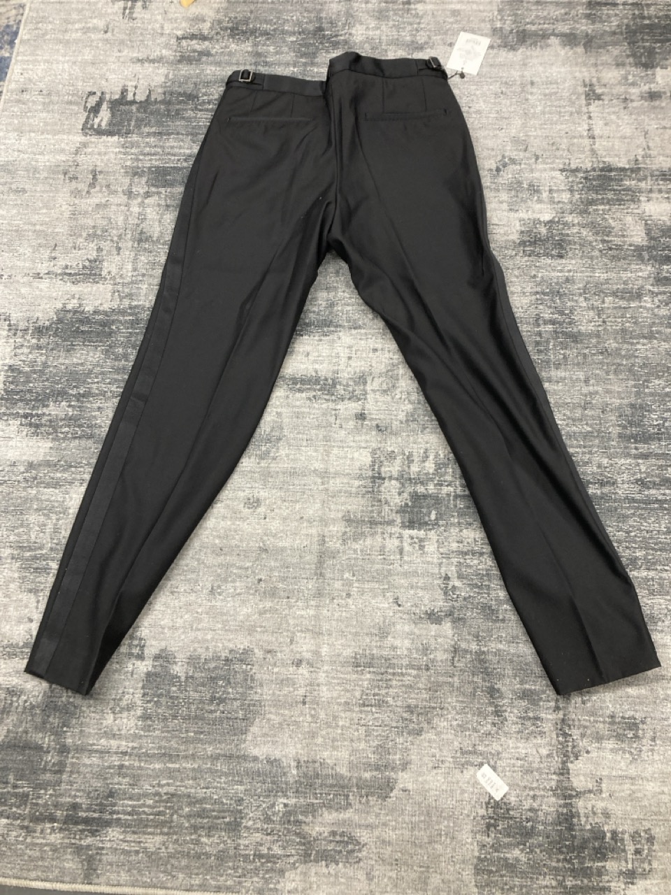 Lot 210  
            Edinburgh SR20 - Delivery Only 

                
HUGO BOSS BLACK TROUSERS SIZE UK 46: LOCATION - RAIL 2
