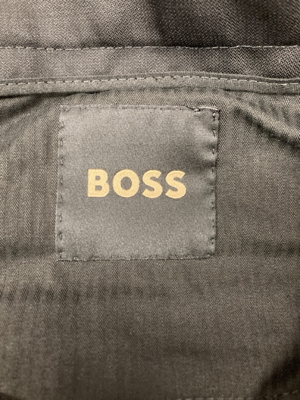 Lot 210  
            Edinburgh SR20 - Delivery Only 

                
HUGO BOSS BLACK TROUSERS SIZE UK 46: LOCATION - RAIL 2