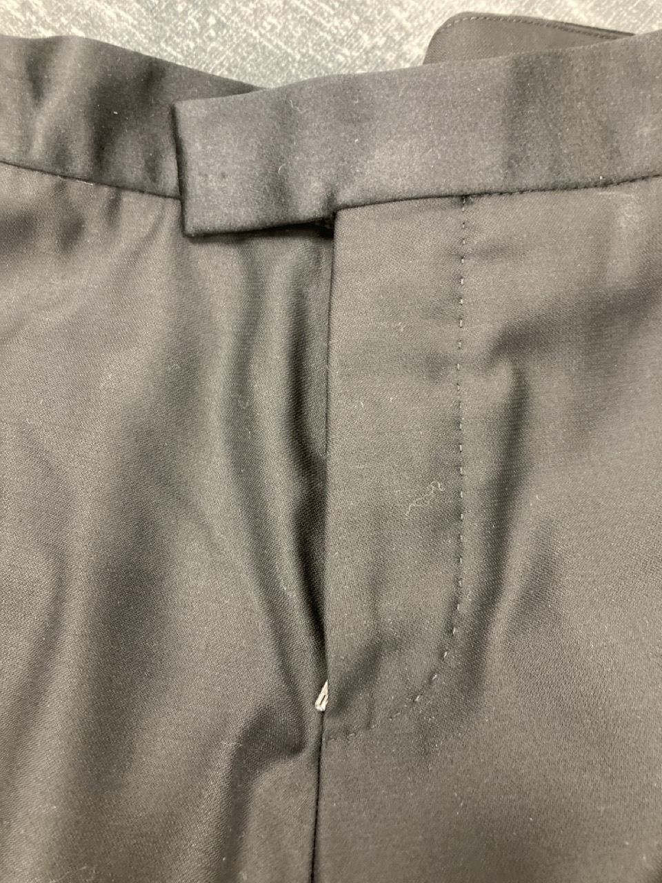 Lot 210  
            Edinburgh SR20 - Delivery Only 

                
HUGO BOSS BLACK TROUSERS SIZE UK 46: LOCATION - RAIL 2