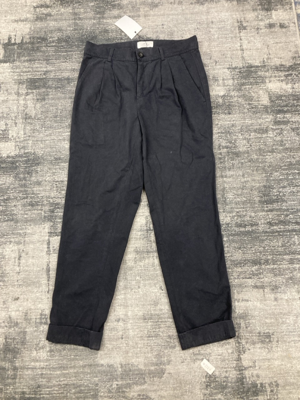 Lot 211  
            Edinburgh SR20 - Delivery Only 

                
MR P. REGULAR FIT PLEATED TROUSERS IN BLACK COTTON SIZE 30: LOCATION - RAIL 2