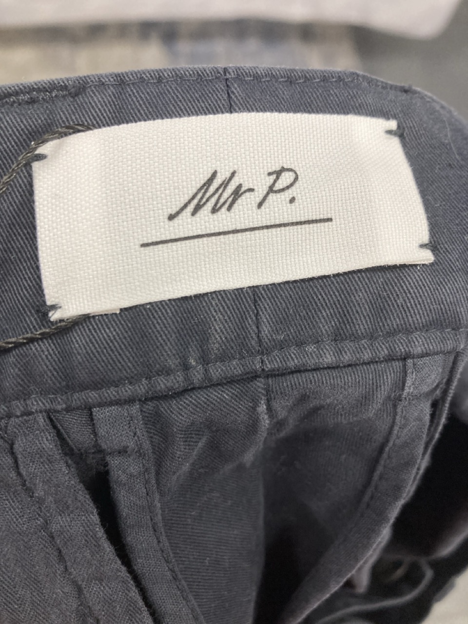 Lot 211  
            Edinburgh SR20 - Delivery Only 

                
MR P. REGULAR FIT PLEATED TROUSERS IN BLACK COTTON SIZE 30: LOCATION - RAIL 2