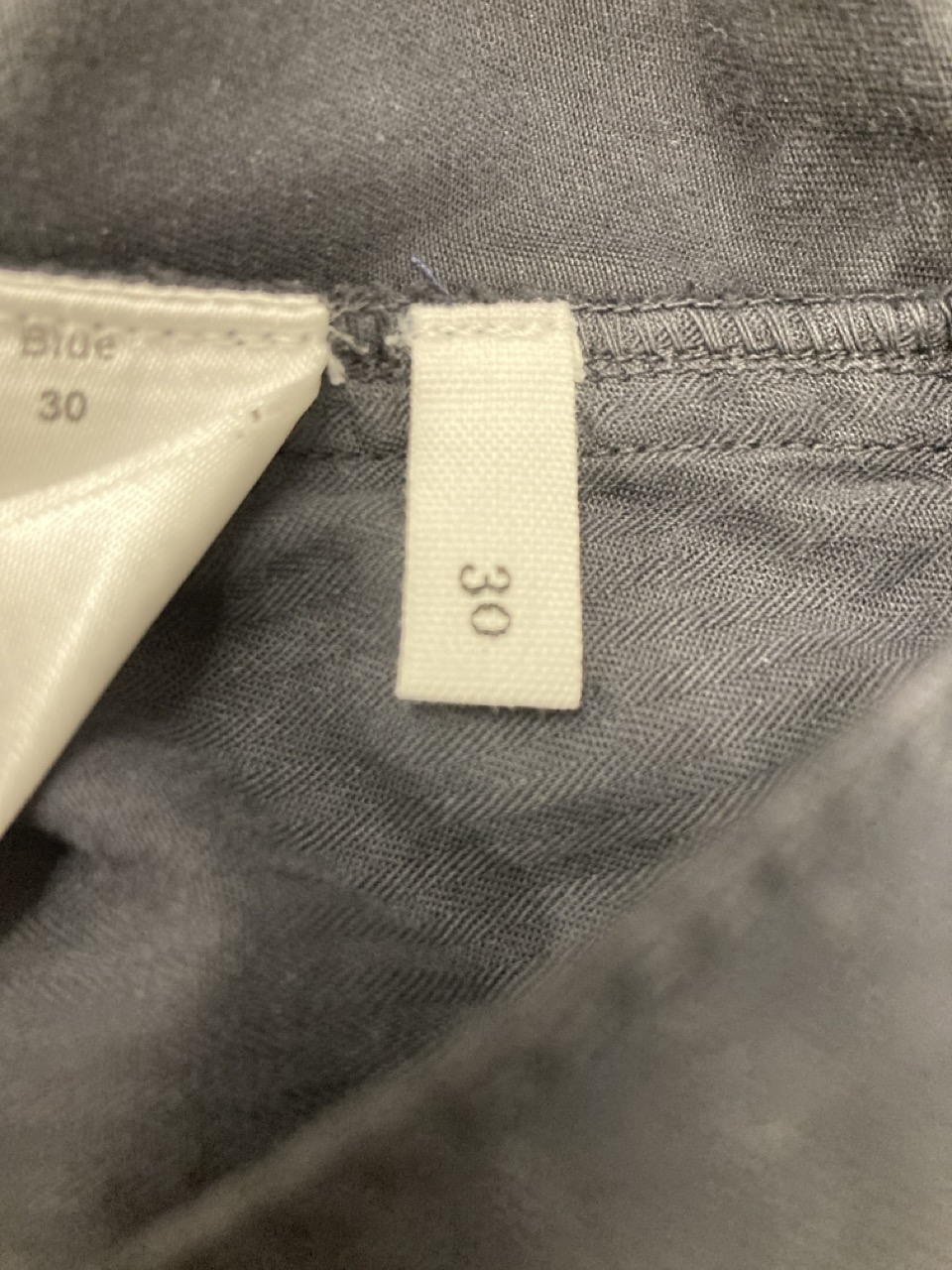 Lot 211  
            Edinburgh SR20 - Delivery Only 

                
MR P. REGULAR FIT PLEATED TROUSERS IN BLACK COTTON SIZE 30: LOCATION - RAIL 2