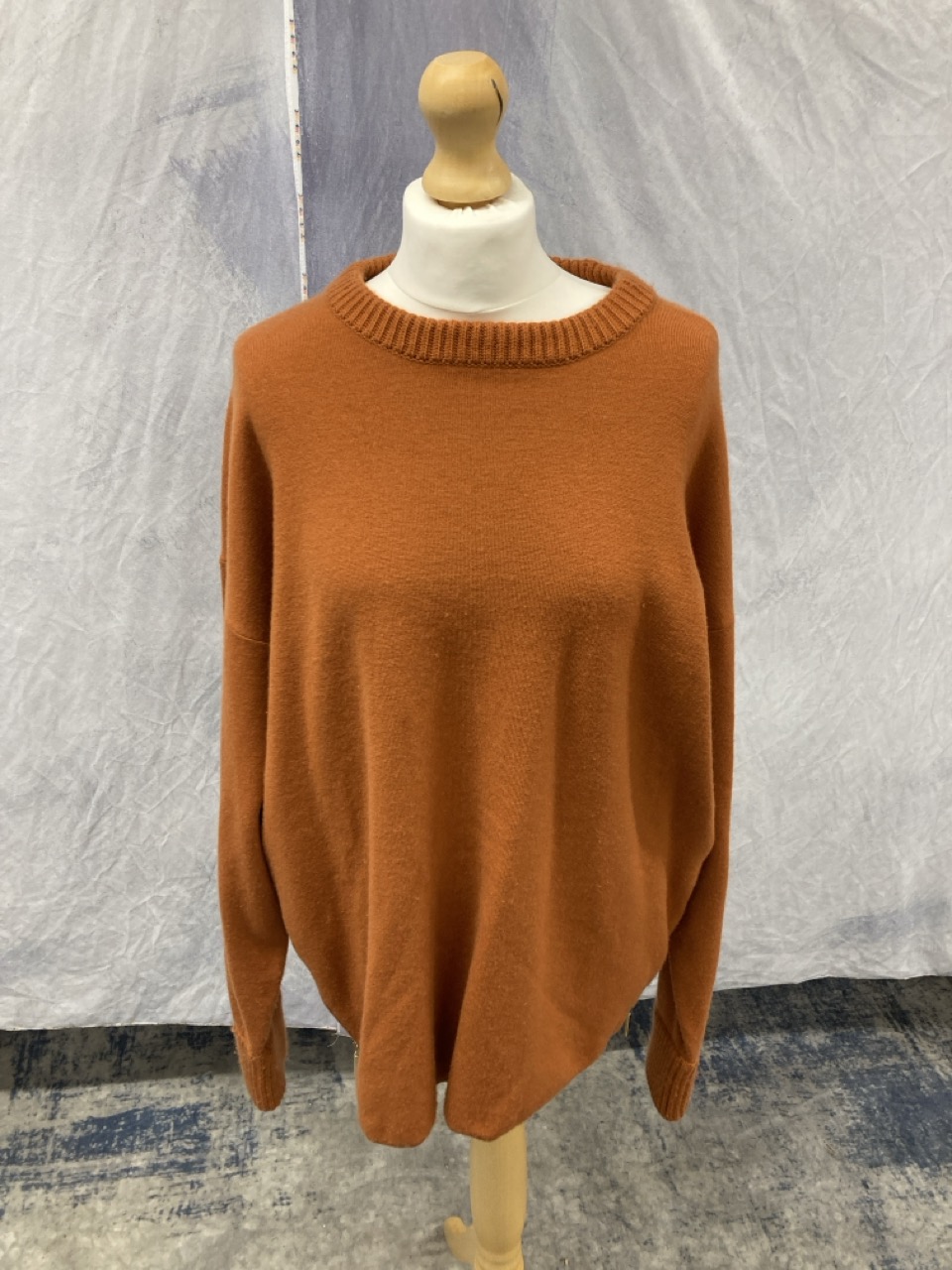 Lot 212  
            Edinburgh SR20 - Delivery Only 

                
JASON WU SIDE-UP CREWNECK SWEATER IN ORANGE CASHMERE NO SIZE : LOCATION - RAIL 2