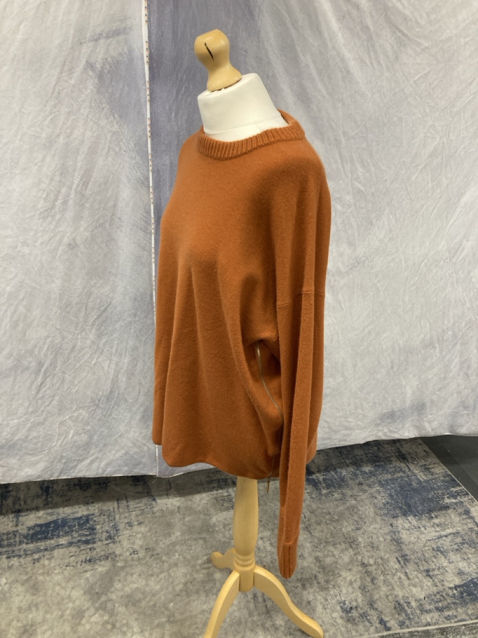 Lot 212  
            Edinburgh SR20 - Delivery Only 

                
JASON WU SIDE-UP CREWNECK SWEATER IN ORANGE CASHMERE NO SIZE : LOCATION - RAIL 2