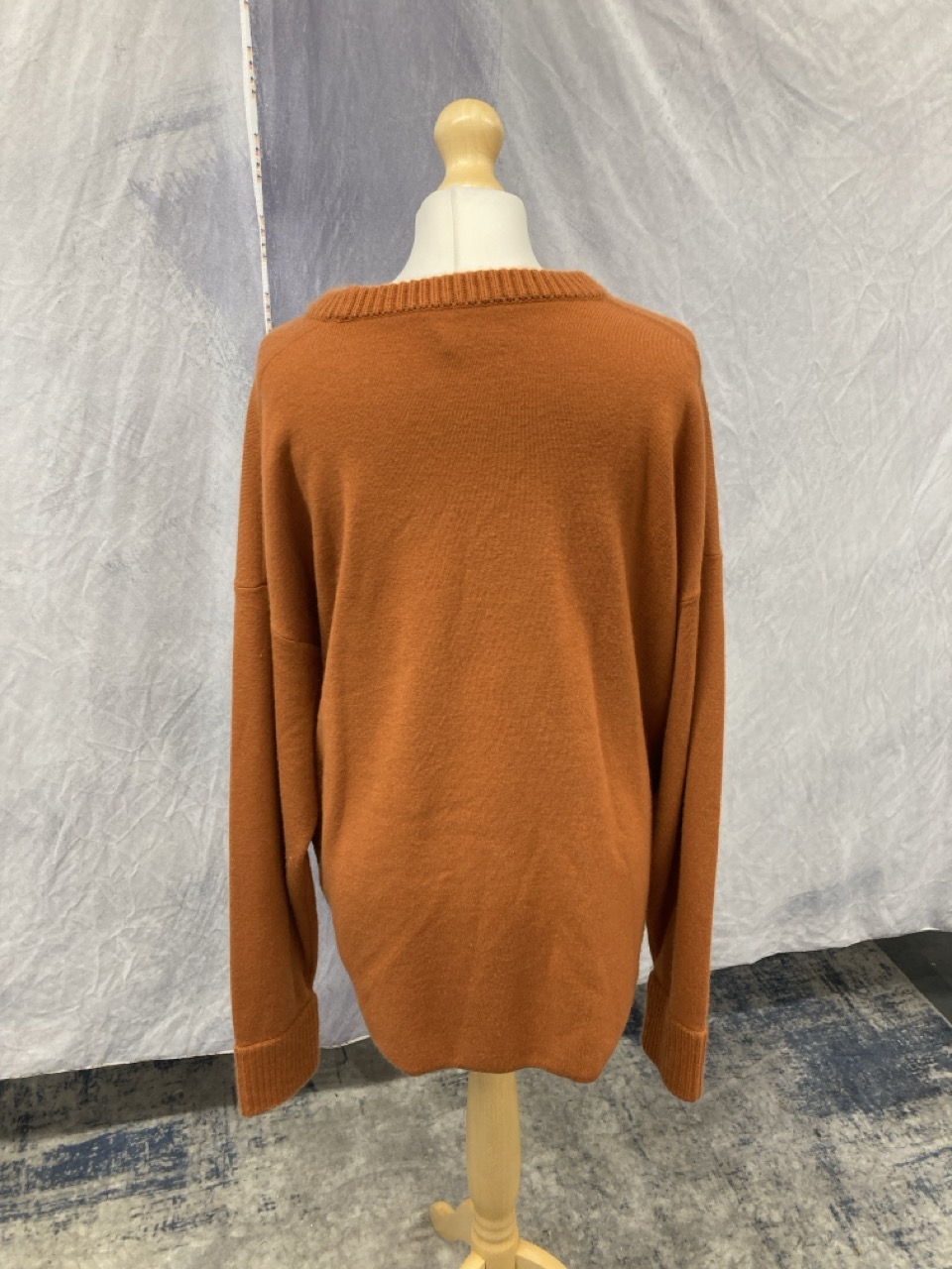 Lot 212  
            Edinburgh SR20 - Delivery Only 

                
JASON WU SIDE-UP CREWNECK SWEATER IN ORANGE CASHMERE NO SIZE : LOCATION - RAIL 2