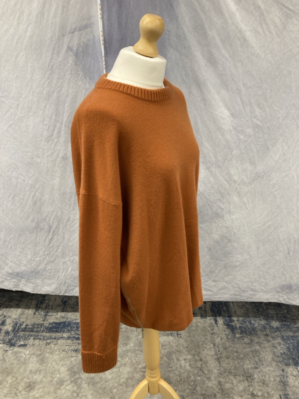 Lot 212  
            Edinburgh SR20 - Delivery Only 

                
JASON WU SIDE-UP CREWNECK SWEATER IN ORANGE CASHMERE NO SIZE : LOCATION - RAIL 2