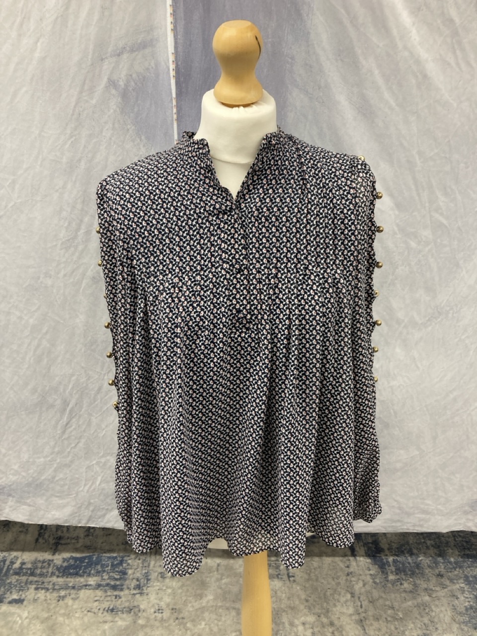 Lot 213  
            Edinburgh SR20 - Delivery Only 

                
MICHAEL KORS FLORAL LONG SLEEVE BLOUSE IN BLUE POLYESTER SIZE S: LOCATION - RAIL 2