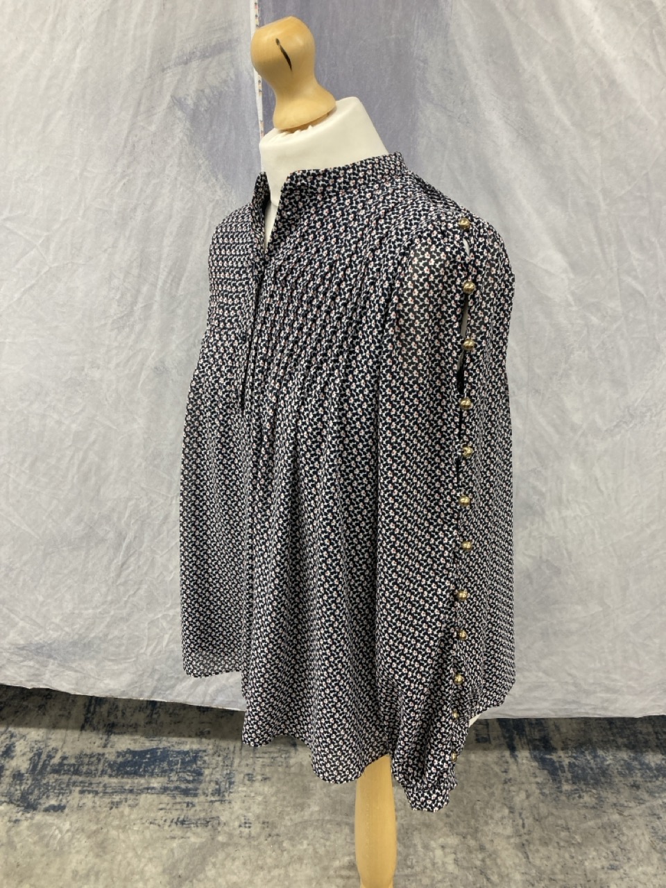 Lot 213  
            Edinburgh SR20 - Delivery Only 

                
MICHAEL KORS FLORAL LONG SLEEVE BLOUSE IN BLUE POLYESTER SIZE S: LOCATION - RAIL 2