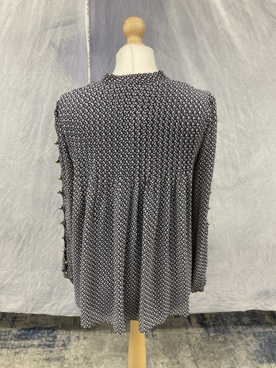 Lot 213  
            Edinburgh SR20 - Delivery Only 

                
MICHAEL KORS FLORAL LONG SLEEVE BLOUSE IN BLUE POLYESTER SIZE S: LOCATION - RAIL 2