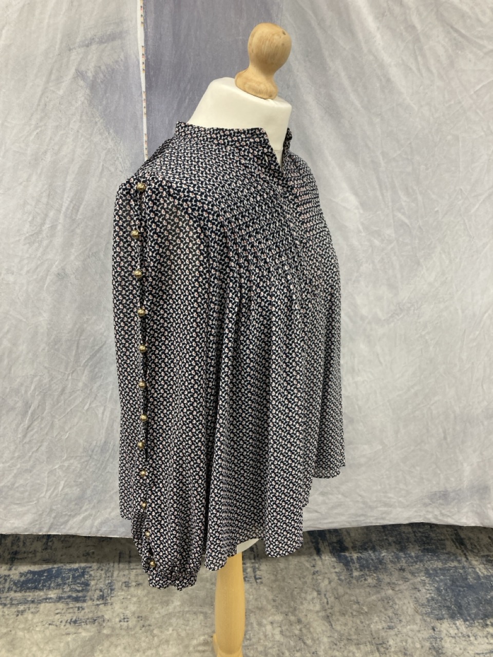 Lot 213  
            Edinburgh SR20 - Delivery Only 

                
MICHAEL KORS FLORAL LONG SLEEVE BLOUSE IN BLUE POLYESTER SIZE S: LOCATION - RAIL 2