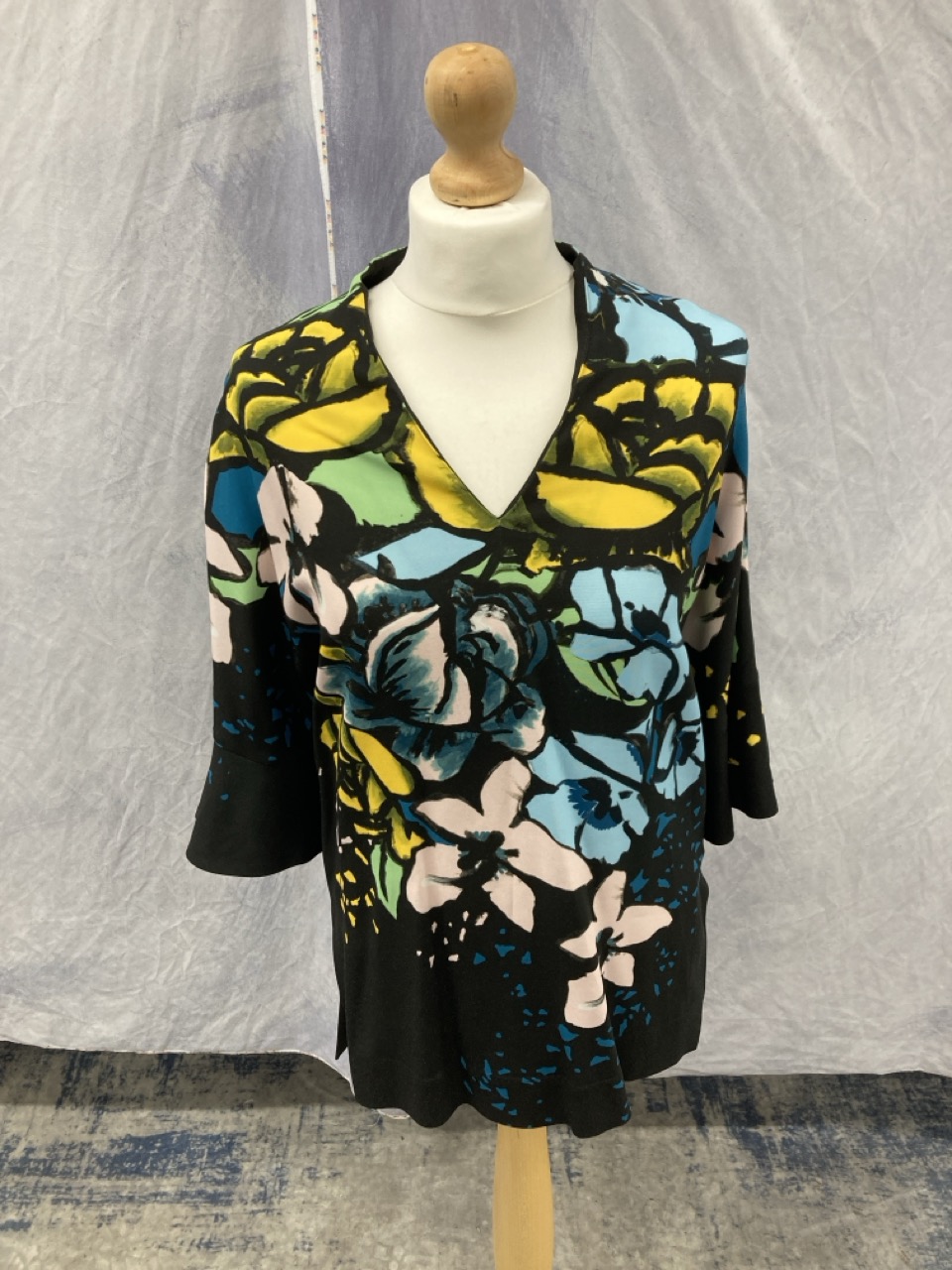 Lot 215  
            Edinburgh SR20 - Delivery Only 

                
ESCADA FLORAL PRINT BELL-SLEEVE BLOUSE IN BLACK SILK SIZE 34: LOCATION - RAIL 2