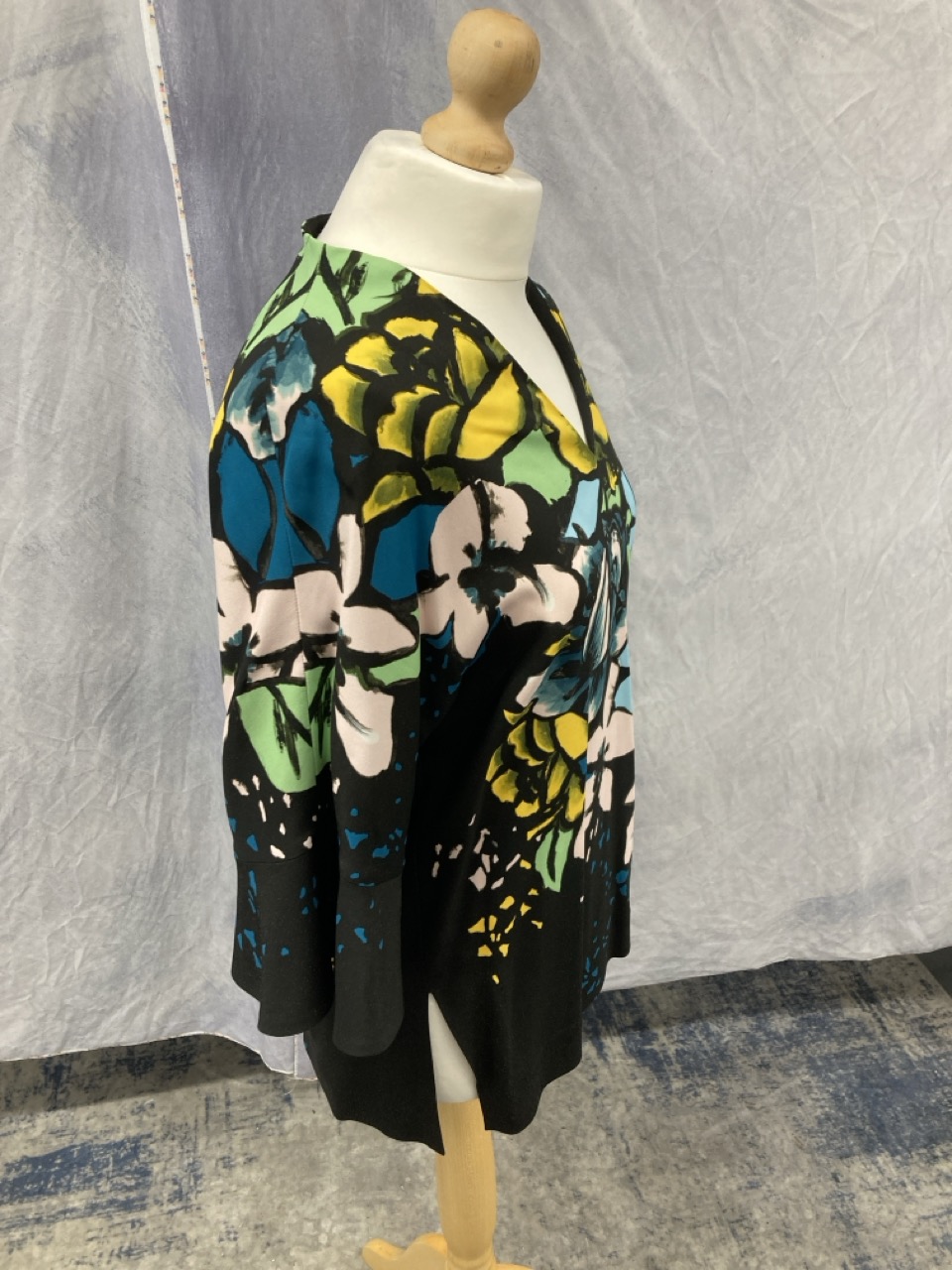 Lot 215  
            Edinburgh SR20 - Delivery Only 

                
ESCADA FLORAL PRINT BELL-SLEEVE BLOUSE IN BLACK SILK SIZE 34: LOCATION - RAIL 2