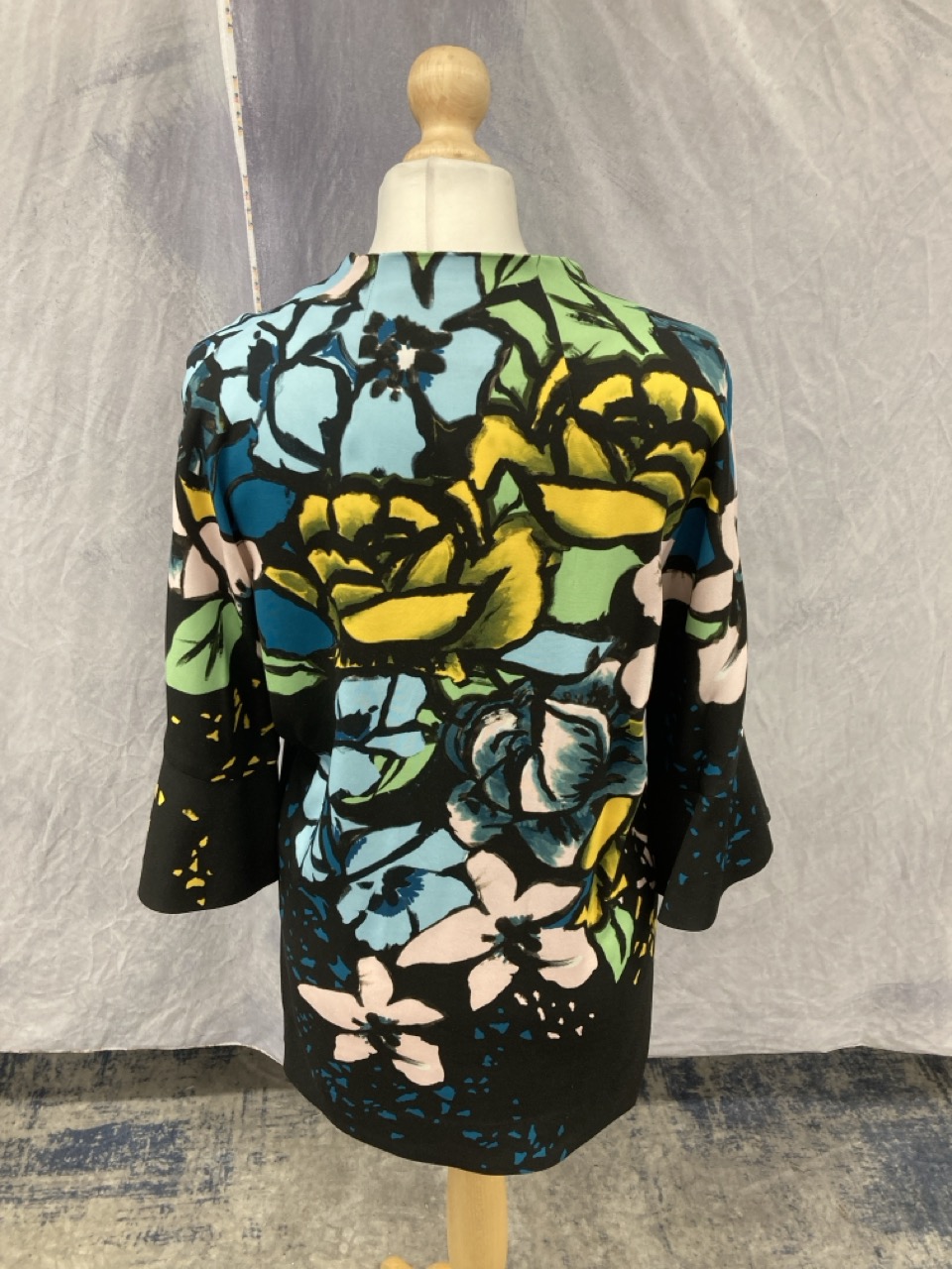 Lot 215  
            Edinburgh SR20 - Delivery Only 

                
ESCADA FLORAL PRINT BELL-SLEEVE BLOUSE IN BLACK SILK SIZE 34: LOCATION - RAIL 2