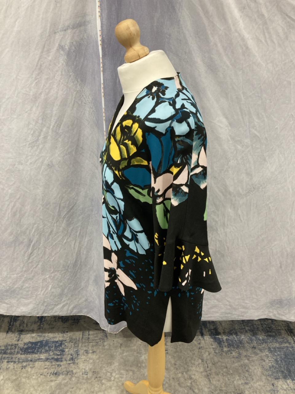 Lot 215  
            Edinburgh SR20 - Delivery Only 

                
ESCADA FLORAL PRINT BELL-SLEEVE BLOUSE IN BLACK SILK SIZE 34: LOCATION - RAIL 2