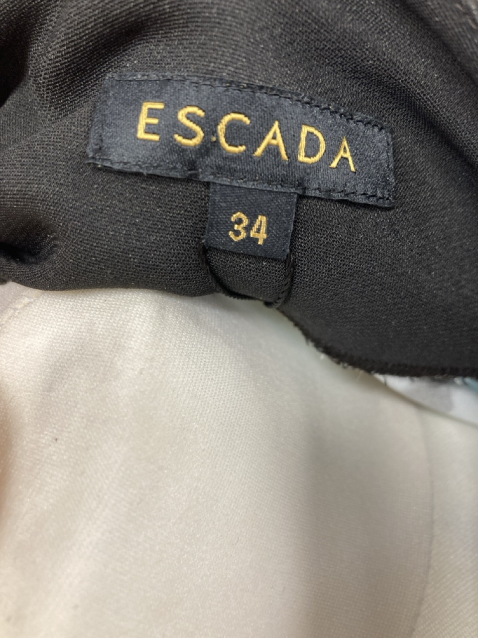 Lot 215  
            Edinburgh SR20 - Delivery Only 

                
ESCADA FLORAL PRINT BELL-SLEEVE BLOUSE IN BLACK SILK SIZE 34: LOCATION - RAIL 2