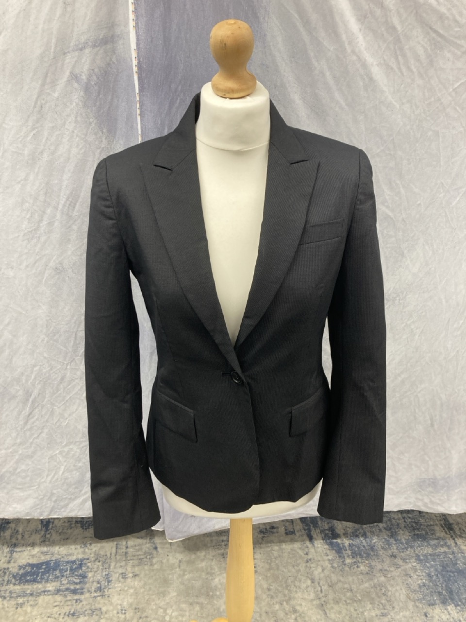 Lot 216  
            Edinburgh SR20 - Delivery Only 

                
THEORY SINGLE-BREASTED BLAZER IN BLACK WOOL SIZE 4: LOCATION - RAIL 2