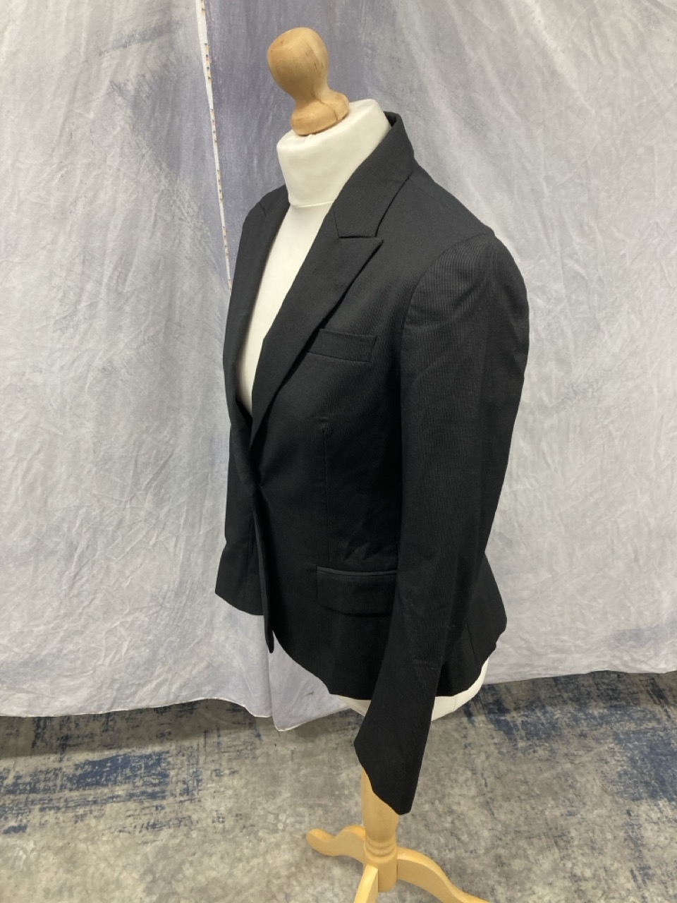 Lot 216  
            Edinburgh SR20 - Delivery Only 

                
THEORY SINGLE-BREASTED BLAZER IN BLACK WOOL SIZE 4: LOCATION - RAIL 2