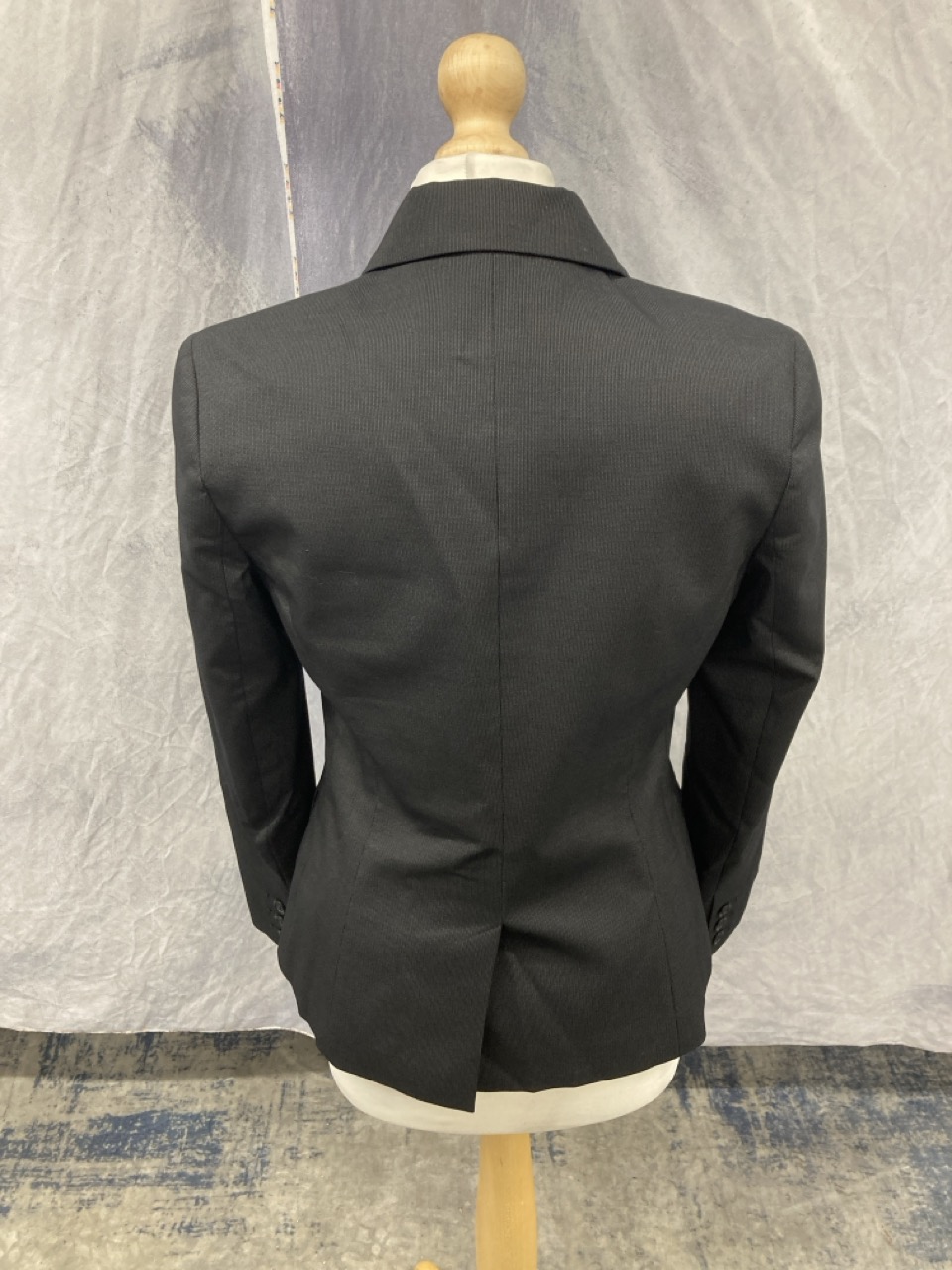 Lot 216  
            Edinburgh SR20 - Delivery Only 

                
THEORY SINGLE-BREASTED BLAZER IN BLACK WOOL SIZE 4: LOCATION - RAIL 2