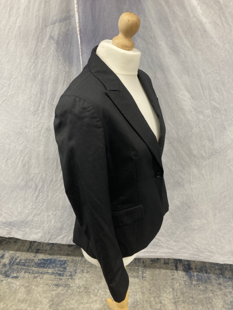 Lot 216  
            Edinburgh SR20 - Delivery Only 

                
THEORY SINGLE-BREASTED BLAZER IN BLACK WOOL SIZE 4: LOCATION - RAIL 2