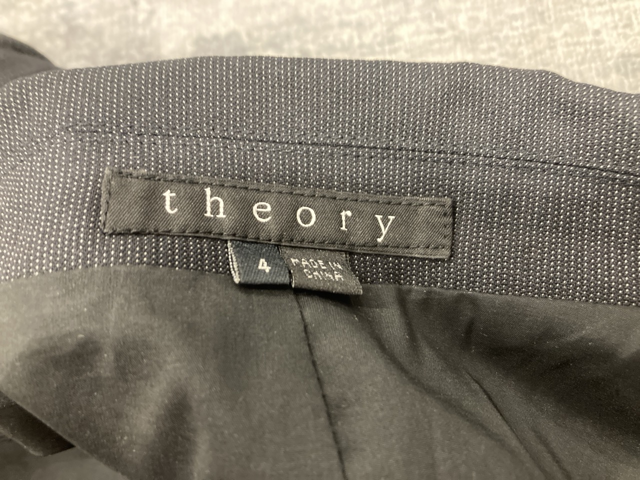 Lot 216  
            Edinburgh SR20 - Delivery Only 

                
THEORY SINGLE-BREASTED BLAZER IN BLACK WOOL SIZE 4: LOCATION - RAIL 2