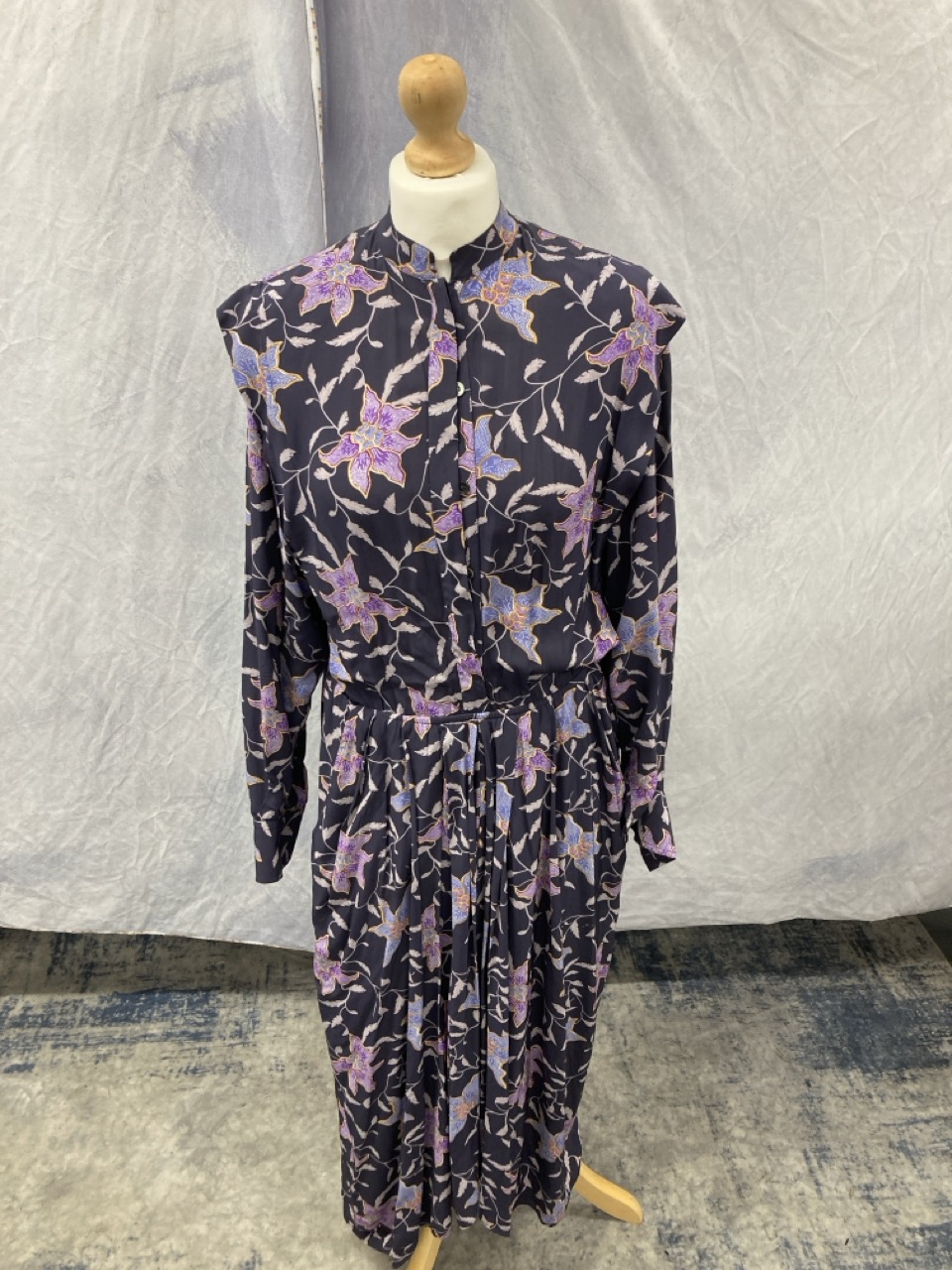 Lot 217  
            Edinburgh SR20 - Delivery Only 

                
ISABEL MARANT ÉTOILE OKLEY MIDI DRESS IN FLORAL PRINT VISCOSE NO SIZE : LOCATION ...