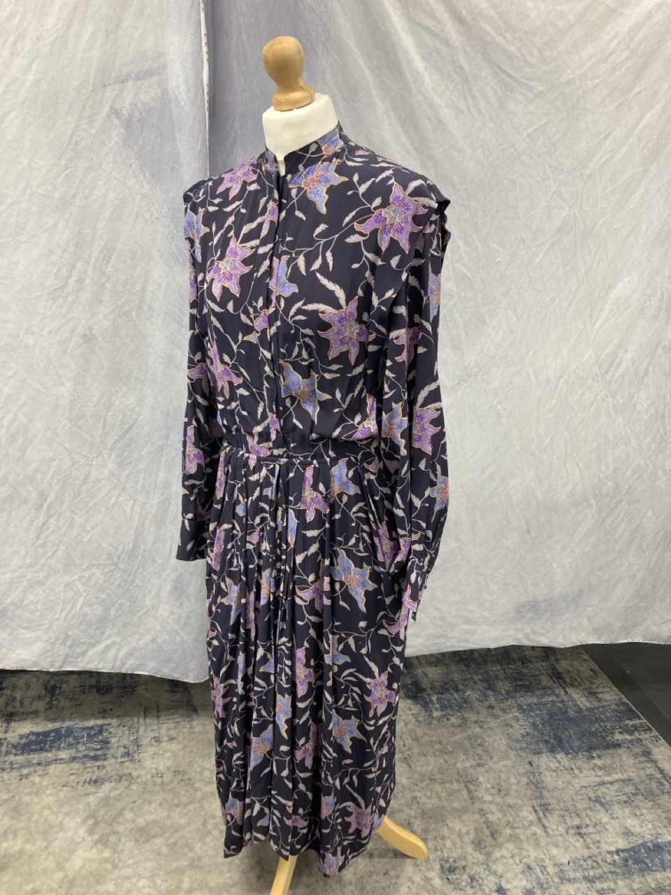 Lot 217  
            Edinburgh SR20 - Delivery Only 

                
ISABEL MARANT ÉTOILE OKLEY MIDI DRESS IN FLORAL PRINT VISCOSE NO SIZE : LOCATION ...