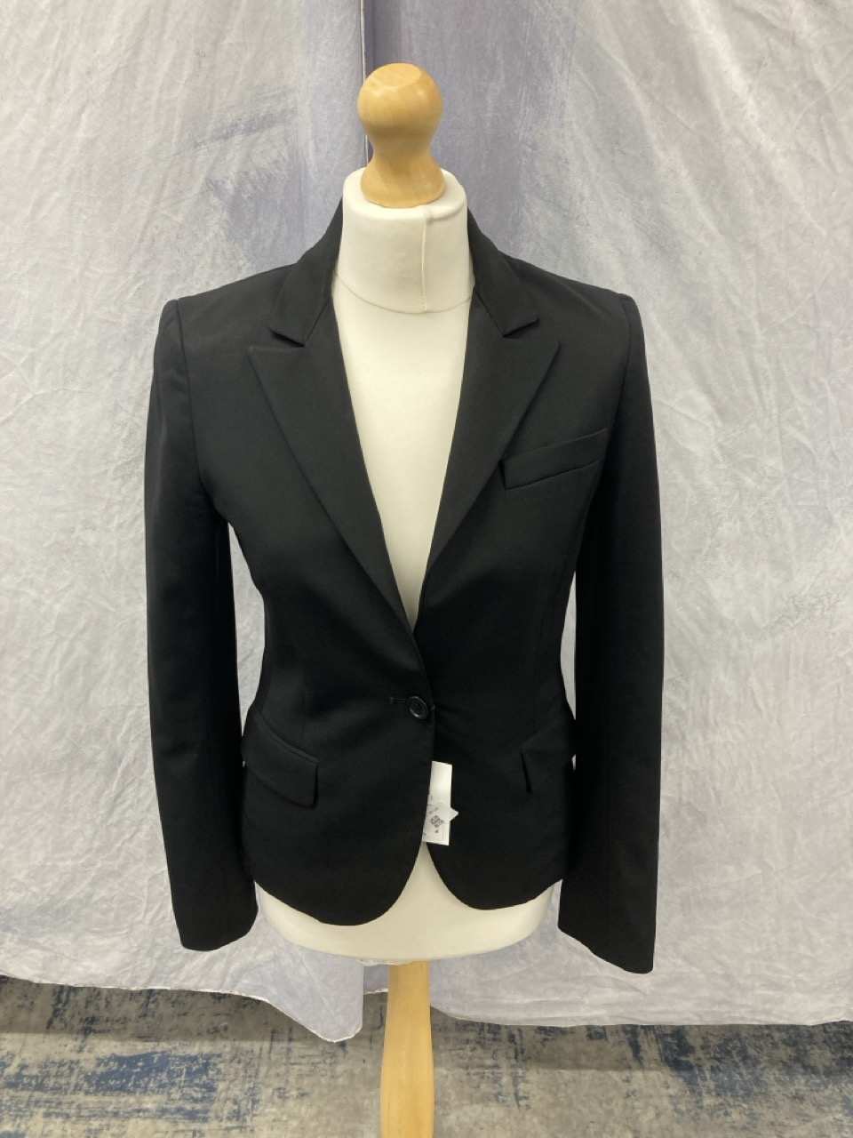 Lot 218  
            Edinburgh SR20 - Delivery Only 

                
THEORY SINGLE-BREASTED BLAZER IN BLACK WOOL SIZE 4: LOCATION - RAIL 2