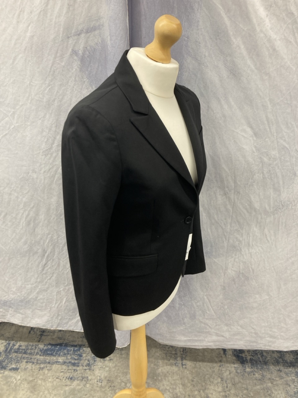 Lot 218  
            Edinburgh SR20 - Delivery Only 

                
THEORY SINGLE-BREASTED BLAZER IN BLACK WOOL SIZE 4: LOCATION - RAIL 2
