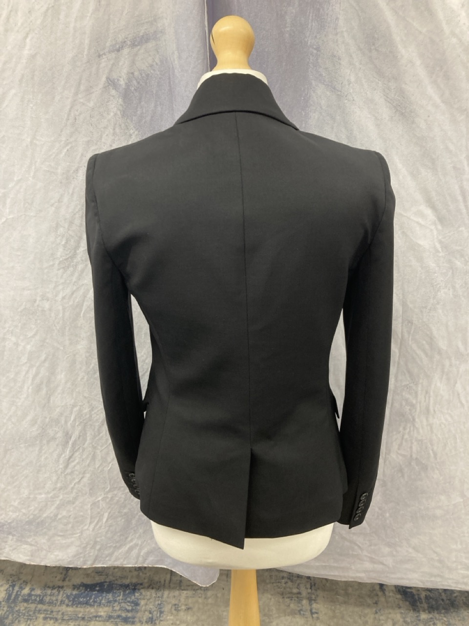Lot 218  
            Edinburgh SR20 - Delivery Only 

                
THEORY SINGLE-BREASTED BLAZER IN BLACK WOOL SIZE 4: LOCATION - RAIL 2