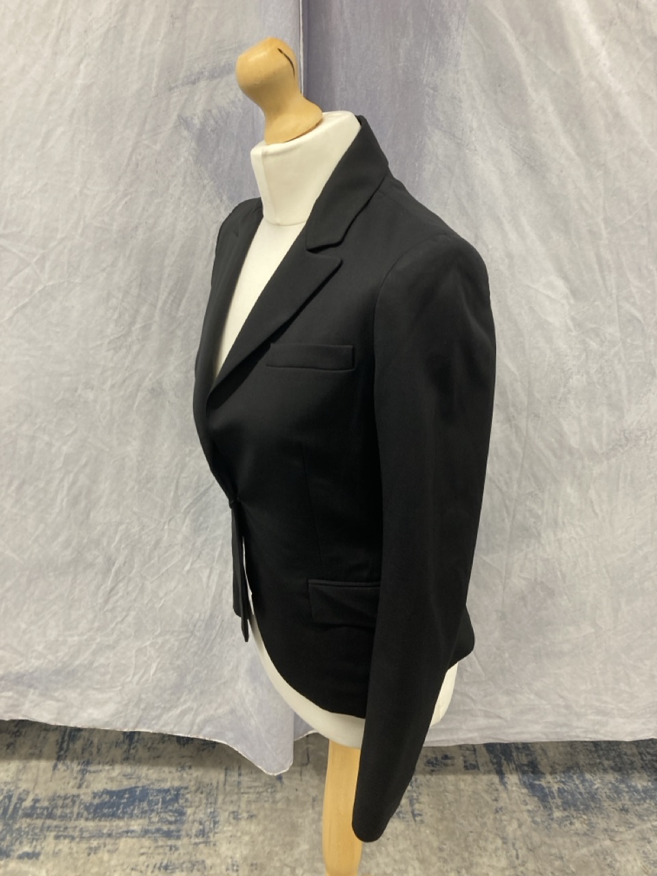 Lot 218  
            Edinburgh SR20 - Delivery Only 

                
THEORY SINGLE-BREASTED BLAZER IN BLACK WOOL SIZE 4: LOCATION - RAIL 2
