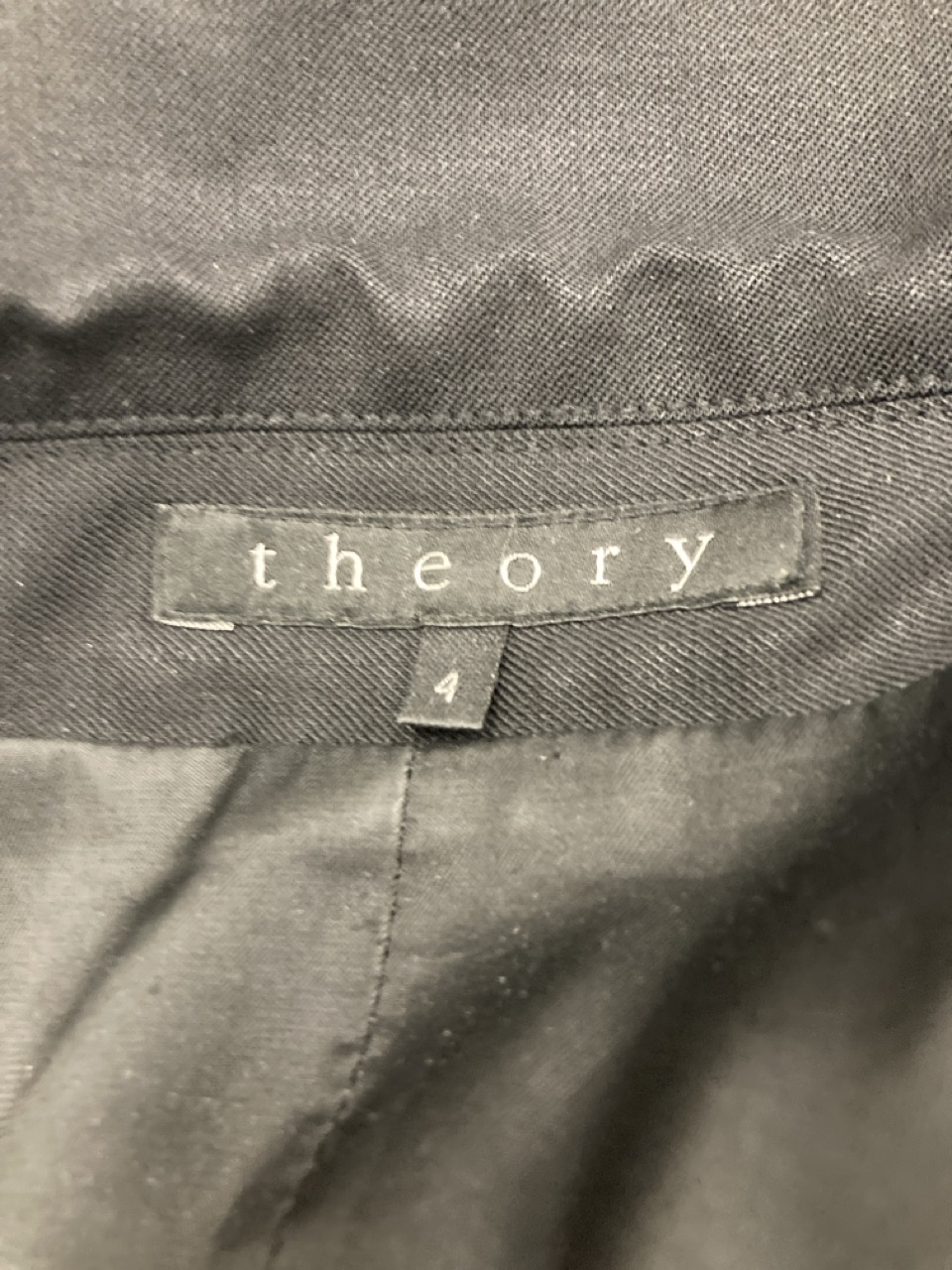 Lot 218  
            Edinburgh SR20 - Delivery Only 

                
THEORY SINGLE-BREASTED BLAZER IN BLACK WOOL SIZE 4: LOCATION - RAIL 2