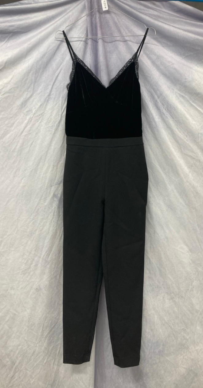 Lot 219  
            Edinburgh SR20 - Delivery Only 

                
MICHAEL MICHAEL KORS SLEEVELESS JUMPSUIT IN BLACK VISCOSE SIZE 0: LOCATION - RAIL 2