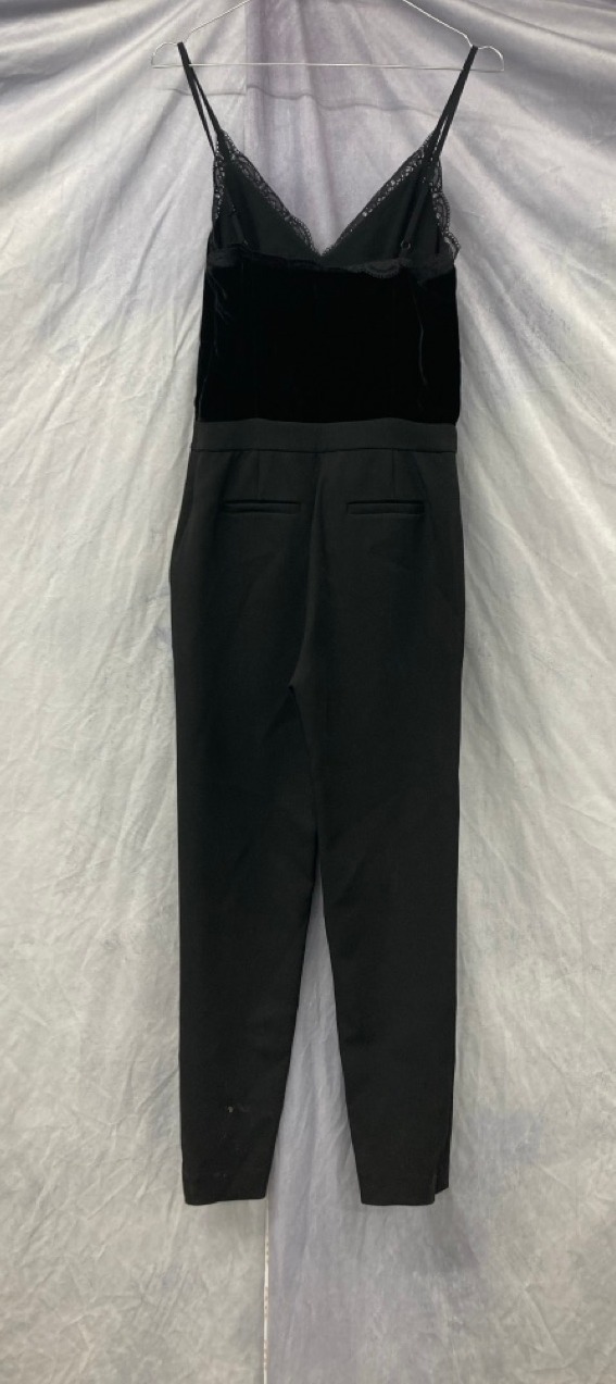 Lot 219  
            Edinburgh SR20 - Delivery Only 

                
MICHAEL MICHAEL KORS SLEEVELESS JUMPSUIT IN BLACK VISCOSE SIZE 0: LOCATION - RAIL 2