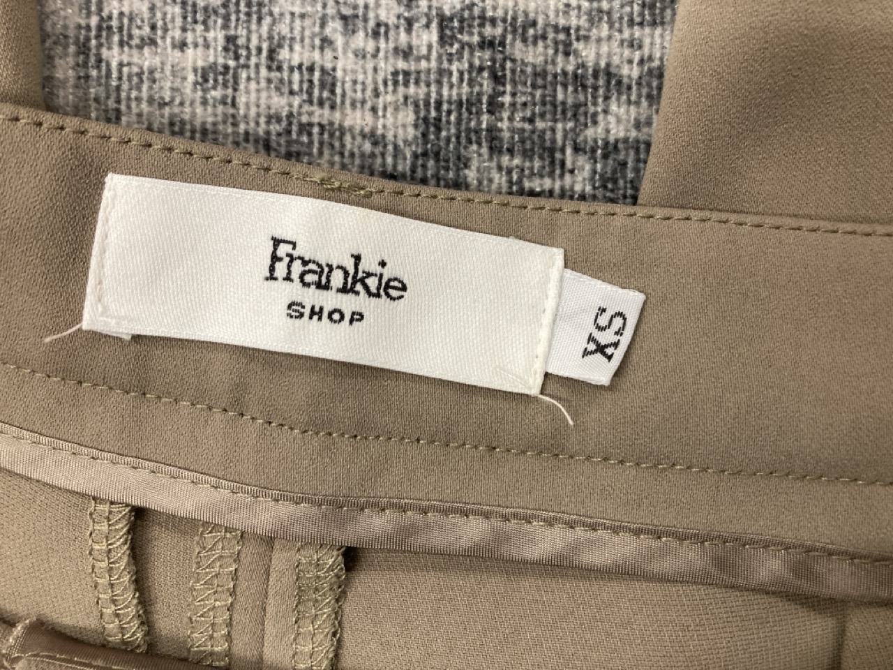 Lot 222  
            Edinburgh SR20 - Delivery Only 

                
FRANKIE SHOP ISLA PLEATED CREPE STRAIGHT-LEG PANTS IN GREEN POLYESTER SIZE XS: LO...