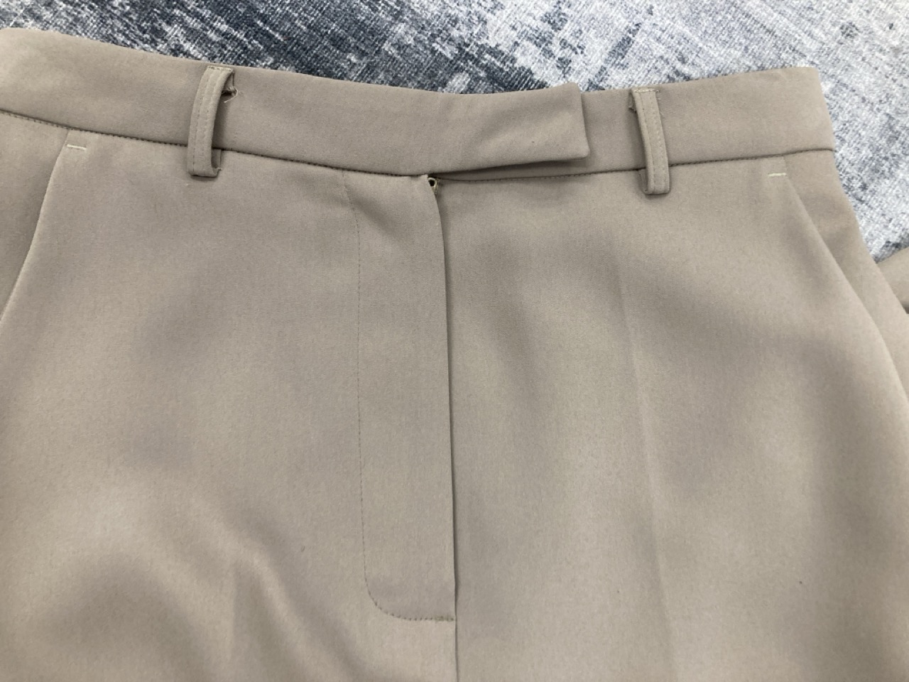 Lot 222  
            Edinburgh SR20 - Delivery Only 

                
FRANKIE SHOP ISLA PLEATED CREPE STRAIGHT-LEG PANTS IN GREEN POLYESTER SIZE XS: LO...